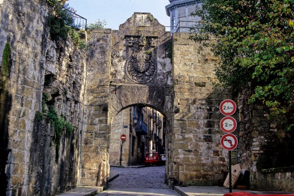 puerta de santa maría hondarribia